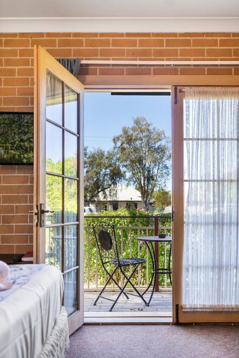 New Inn Motel - Winery Find 0