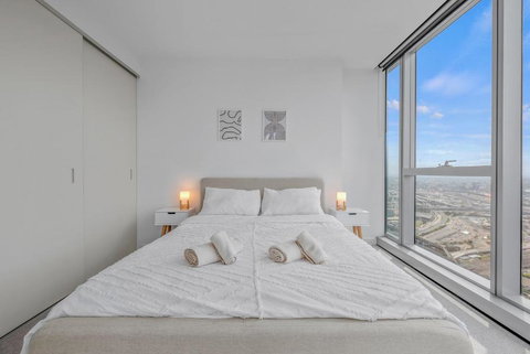 NEW Top Floor L70 CBD Luxury Apt - Winery Find 1