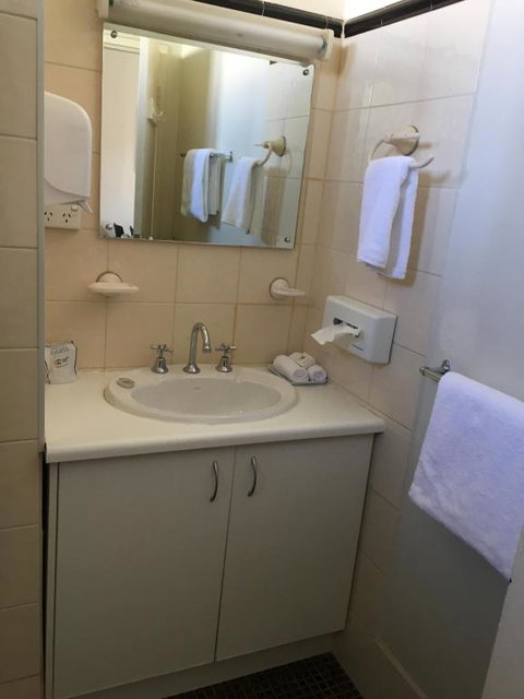 Nicholas Royal Motel - No Pets Allowed - Winery Find 3