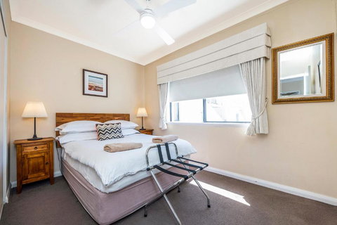 Ocean Sunsets - 2 Bedroom Converted Warehouse Apartment - Winery Find 2