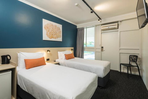 Nightcap At Edge Hill Tavern - Winery Find 3