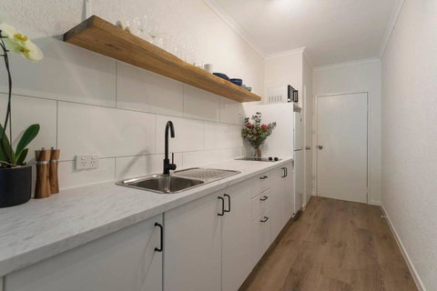 Ocean Palms Apartments - Winery Find 2