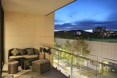 Perfectly Located Modern Apartment - Canberra CBD - Winery Find 0