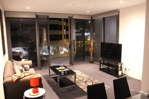 Perfectly Located Modern Apartment - Canberra CBD - Winery Find 1