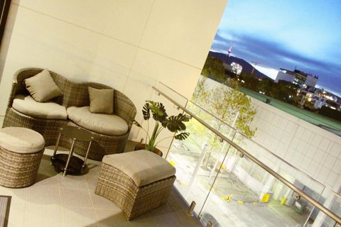 Perfectly Located Modern Apartment - Canberra CBD - Winery Find 3