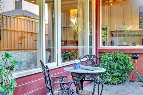 Picket Fence Cottage - Steps From Adelaide Oval - Winery Find 1