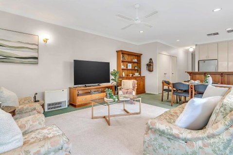 Picket Fence Cottage - Steps From Adelaide Oval - Winery Find 3