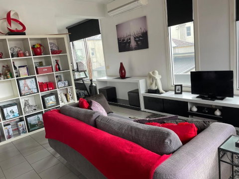 Radiance - Chic Fitzroy Street Apartment - Winery Find 0