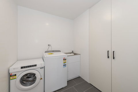 Astra Apartments Newcastle (Broadmeadow) - Winery Find 3
