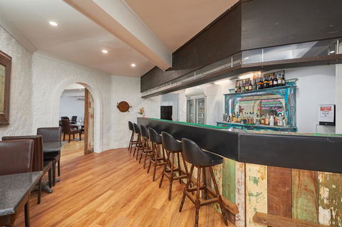 Australian Homestead Motor Lodge - Winery Find 3