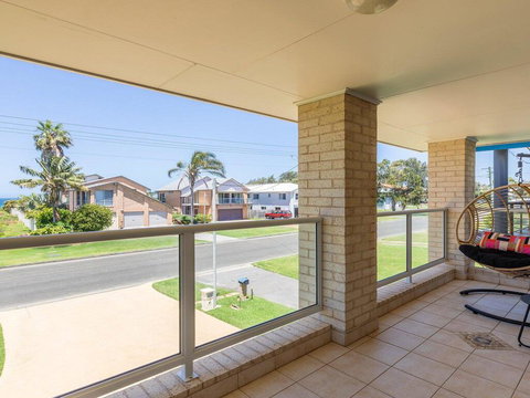 Azure Waters - Perfectly Positioned With Ocean Views - Winery Find 3