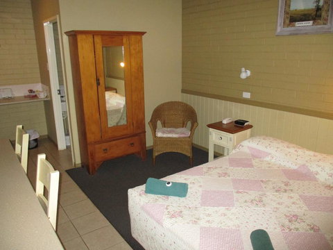 Barcaldine Country Motor Inn - Winery Find 1