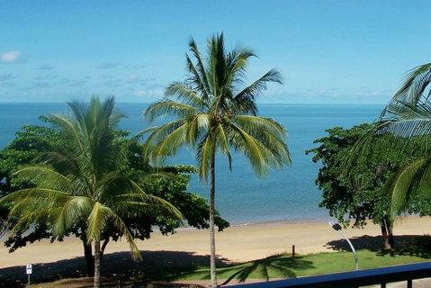 Beachfront Apartments On Trinity Beach - Winery Find 0