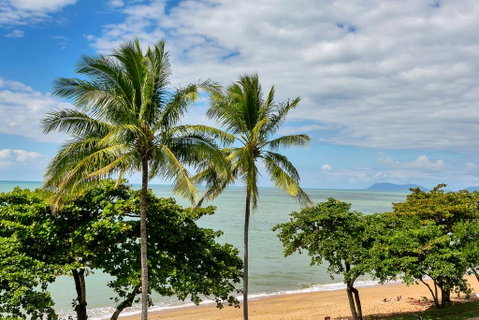 Beachfront Apartments On Trinity Beach - Winery Find 1