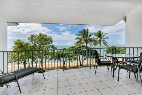 Beachfront Apartments On Trinity Beach - Winery Find 2