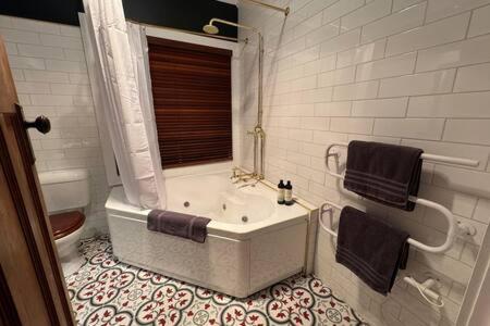 Renovated Cottage Near Cataract Gorge Launceston - Winery Find 3