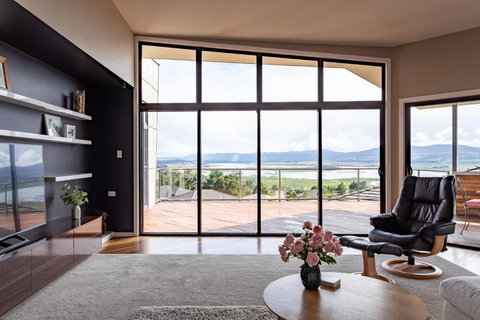 River Haven Serene Spacious With River Views - Winery Find 0