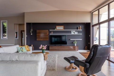 River Haven Serene Spacious With River Views - Winery Find 2