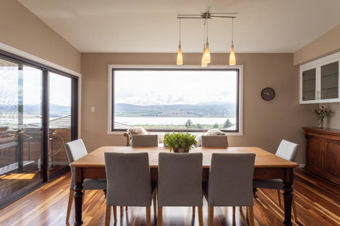 River Haven Serene Spacious With River Views - Winery Find 1