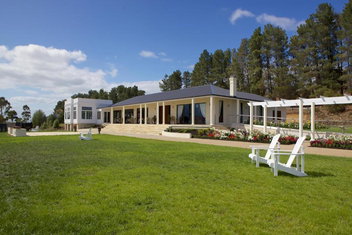 Riversdale Estate Cottages with Winery Find