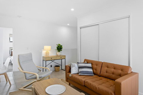 Riverside 3-Bed Home With Study Nook And BBQ - Winery Find 1