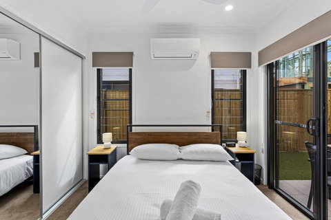 Riverside 3-Bed Home With Study Nook And BBQ - Winery Find 2