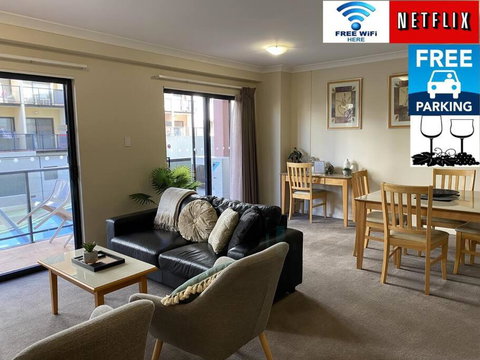 RIVERSIDE CITY VIEW PARKING NETFLIX WIFI WINE FREE - Winery Find 0