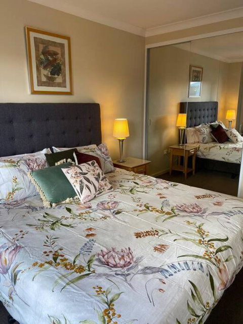 RIVERSIDE CITY VIEW PARKING NETFLIX WIFI WINE FREE - Winery Find 1