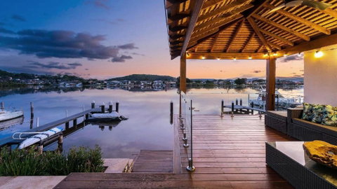 Riverside Retreat - Absolute Waterfront - Winery Find 0