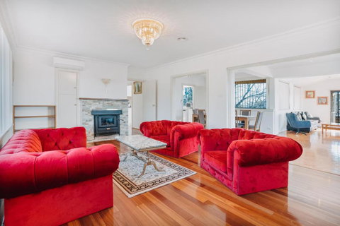 Restful Canberra Retreat In Spacious Terrace Home - Winery Find 0