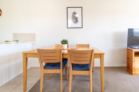 Relaxing 2BR Apt In North Point Complex - Winery Find 1