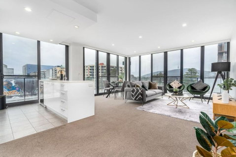 Roomy 2BR 2BA City-Centre Apt - Winery Find 0
