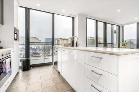 Roomy 2BR 2BA City-Centre Apt - Winery Find 2