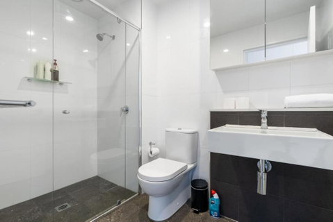 Roomy 2BR 2BA City-Centre Apt - Winery Find 3