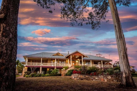 Robyn\'s Nest Lakeside Resort - Winery Find 0
