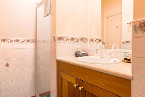 Robyn\'s Nest Lakeside Resort - Winery Find 2