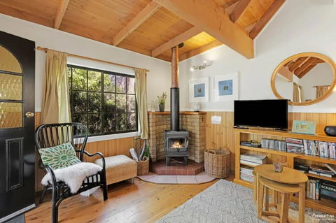 Romantic Tricklebeck Spa Cottage - Winery Find 1