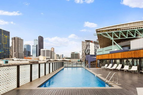 Rooftop Pool 2BR Apt At Marvel Stadium With Free Parking - Winery Find 3