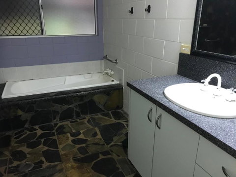 Royal Palm Cottage, Entire Two Bedroom 2 Bathroom House With Pool - Winery Find 3