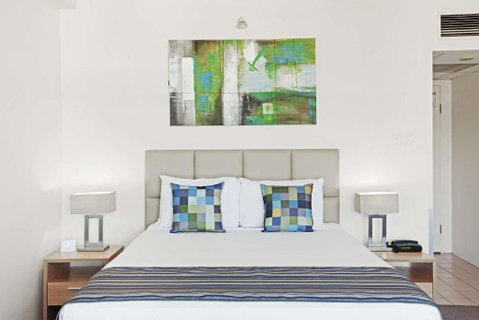 Rydges Esplanade Resort Cairns - Winery Find 0