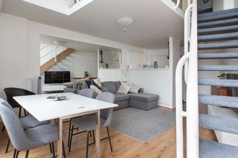 S203S - The Loft By Darling Harbour - Winery Find 1