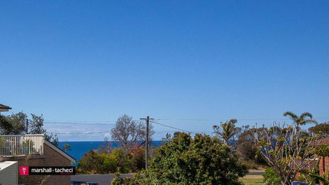 Salt Water Villa Bermagui Four Bedroom Central Location With Wifi - Winery Find 1