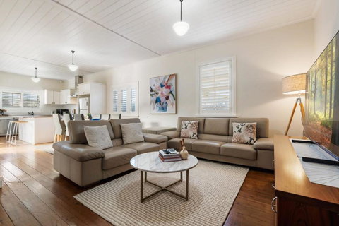 Sampson Cottage - Historic Charm - Winery Find 3