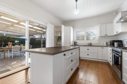 Sampson Cottage - Historic Charm - Winery Find 2