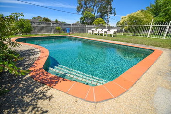 Sandown Heritage Motel with Winery Find