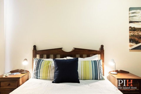 Sandy Bay Getaway W Spa 4 Bdr - Winery Find 2