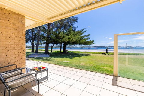 Sandy Beach House Corlette Unit 1 Waterfront WI-FI Aircon - Winery Find 2