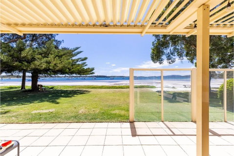 Sandy Beach House Corlette Unit 1 Waterfront WI-FI Aircon - Winery Find 1