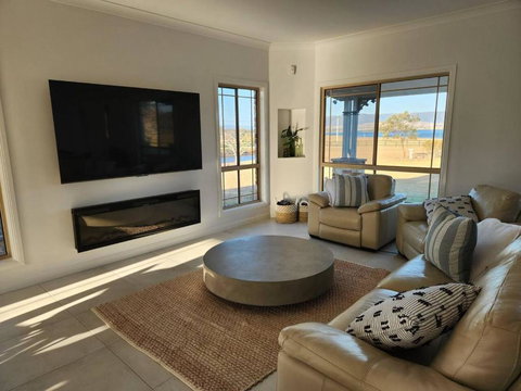 Somerset Lake House - Winery Find 3