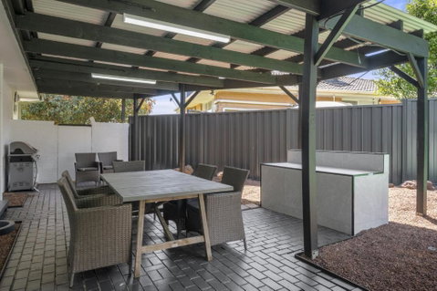 Spacious 3-Bed House With Outdoor Dining & BBQ - Winery Find 3